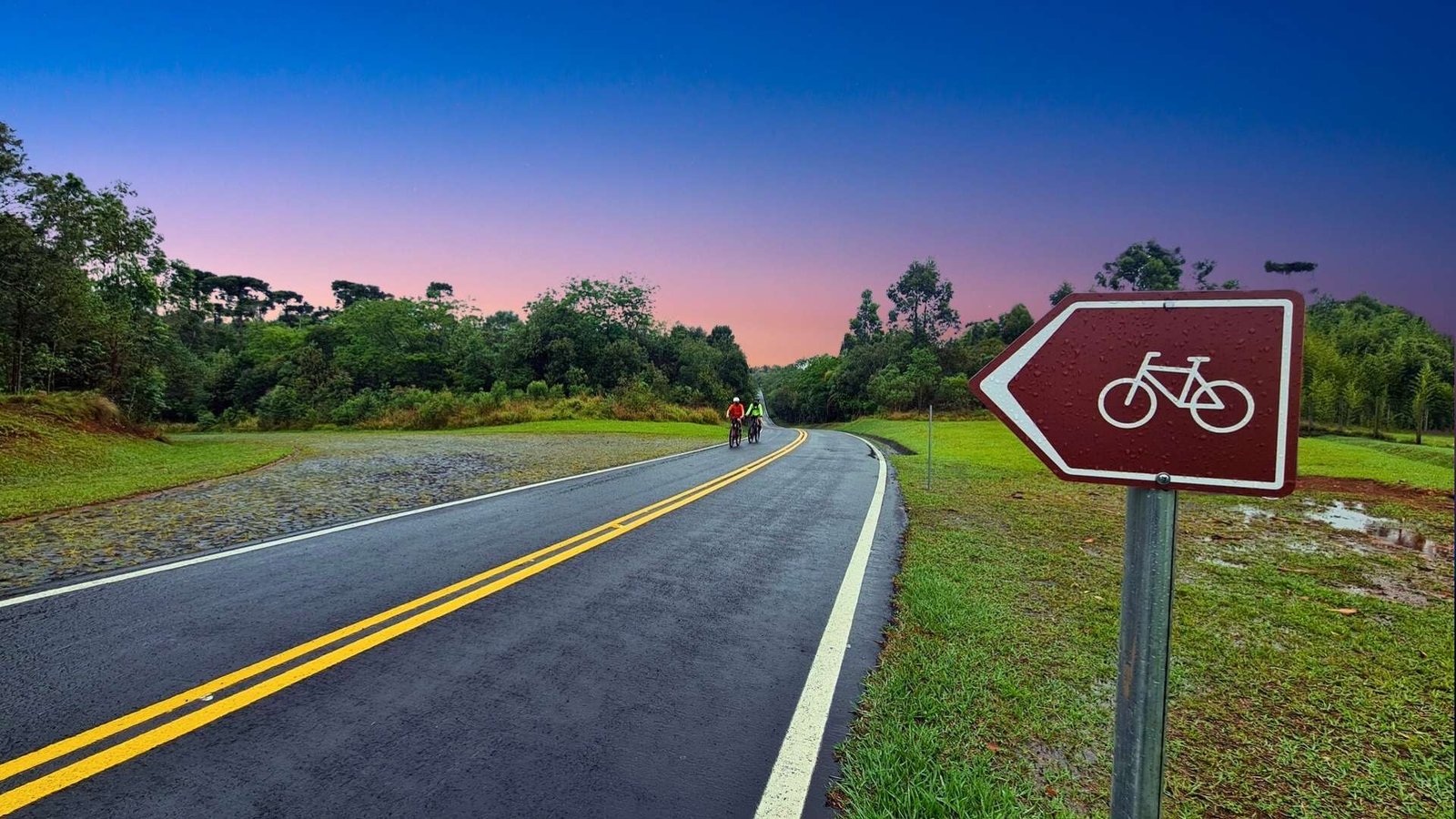 Cicloturistas viajando pelo Paraná com sinalização indicando os caminhos cicláveis, agora imagine o quanto o Edital de R$ 2 milhões para rotas de cicloturismo pode ajudar.