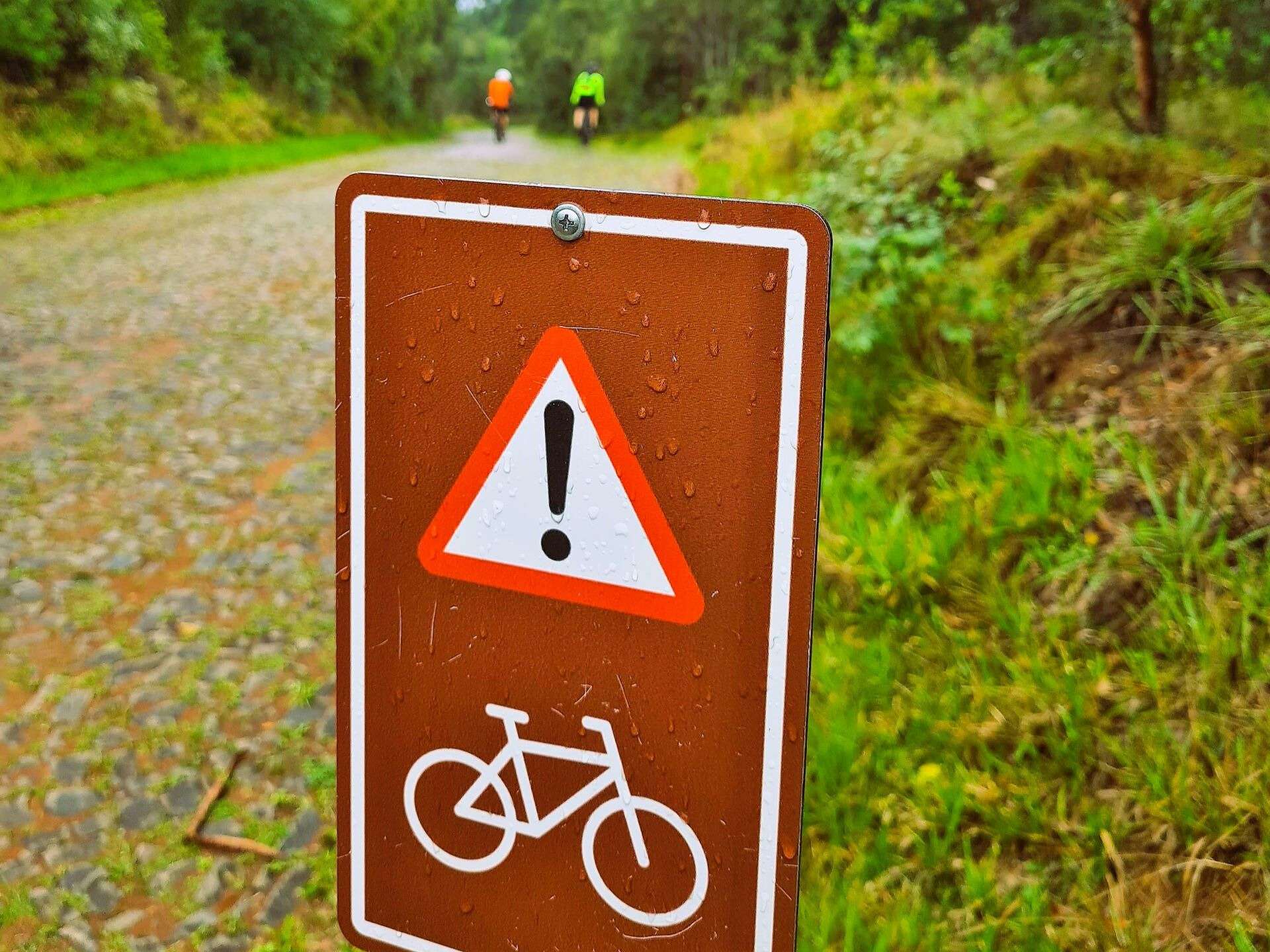Sinalização de atenção avisa os ciclistas dos perigos nos caminhos autoguiados.