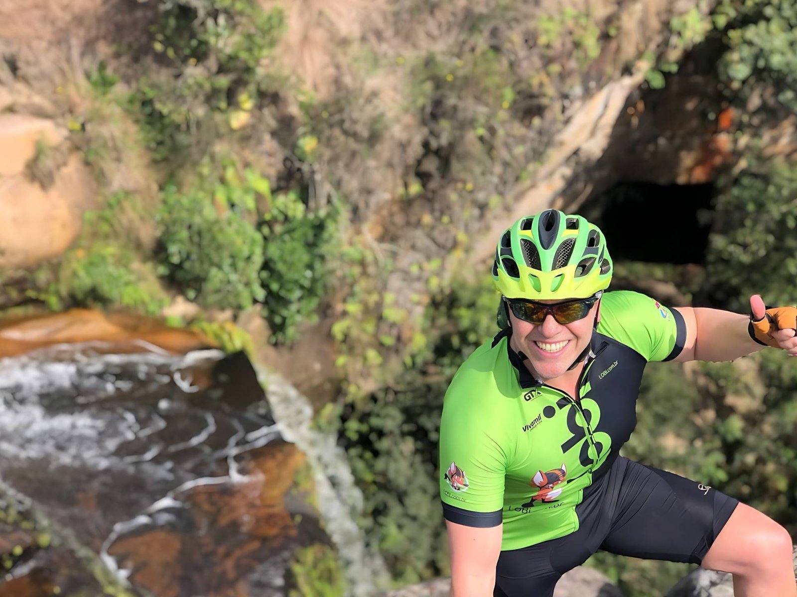 Ciclista se aventura do alto de uma cachoeira com a Lobi Cicloturismo no Sul do Brasil