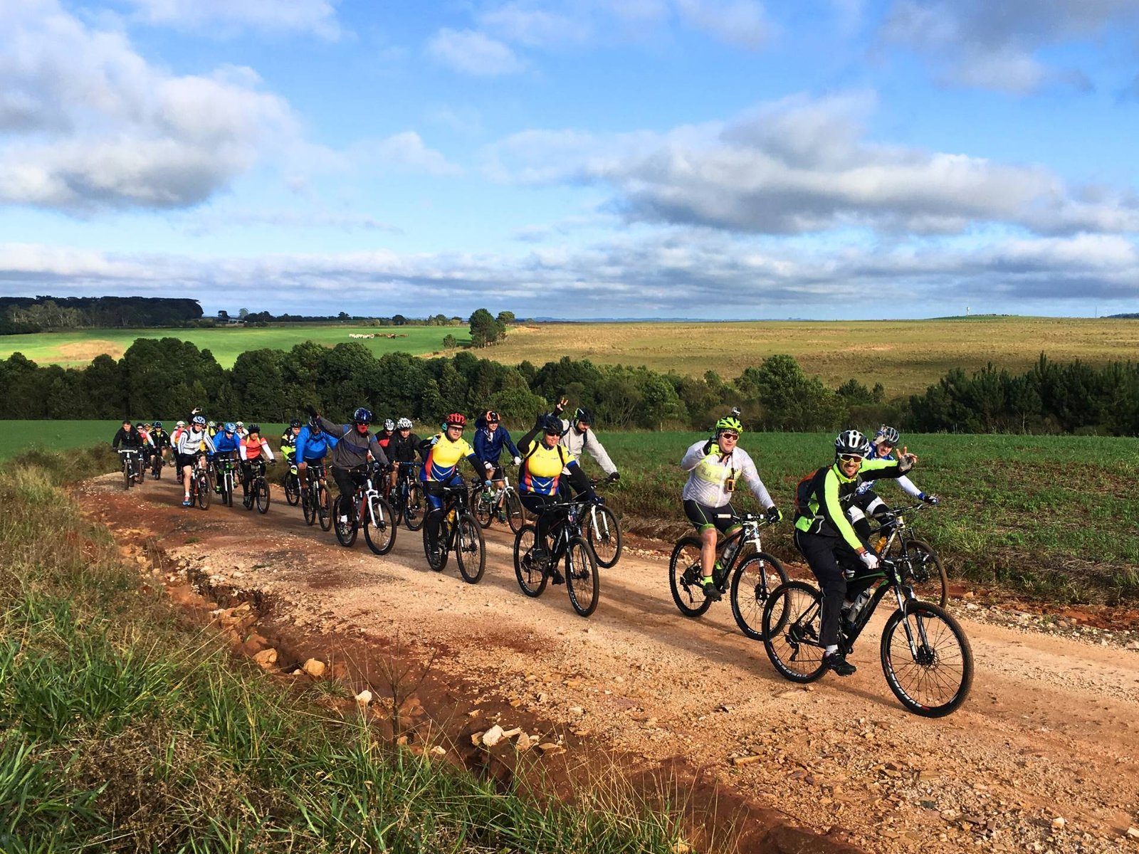 Grupo de ciclistas pedalam nas estradas rurais com o Lobi Cicloturismo 