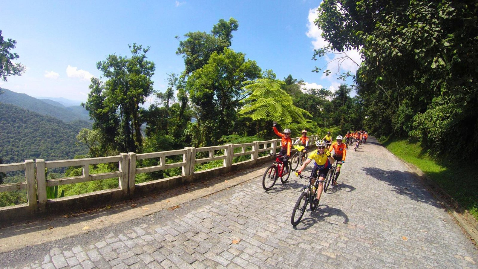 Grupo de cicloturismo na Serra da Graciosa, guiados pelo Lobi Ciclotur no sul do Brasil.
