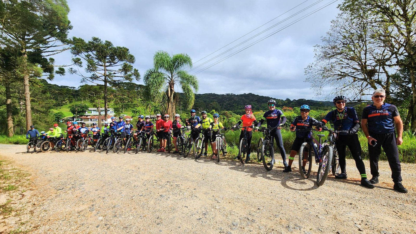 Grupo de Mountain Bikers em Campina Grande do Sul