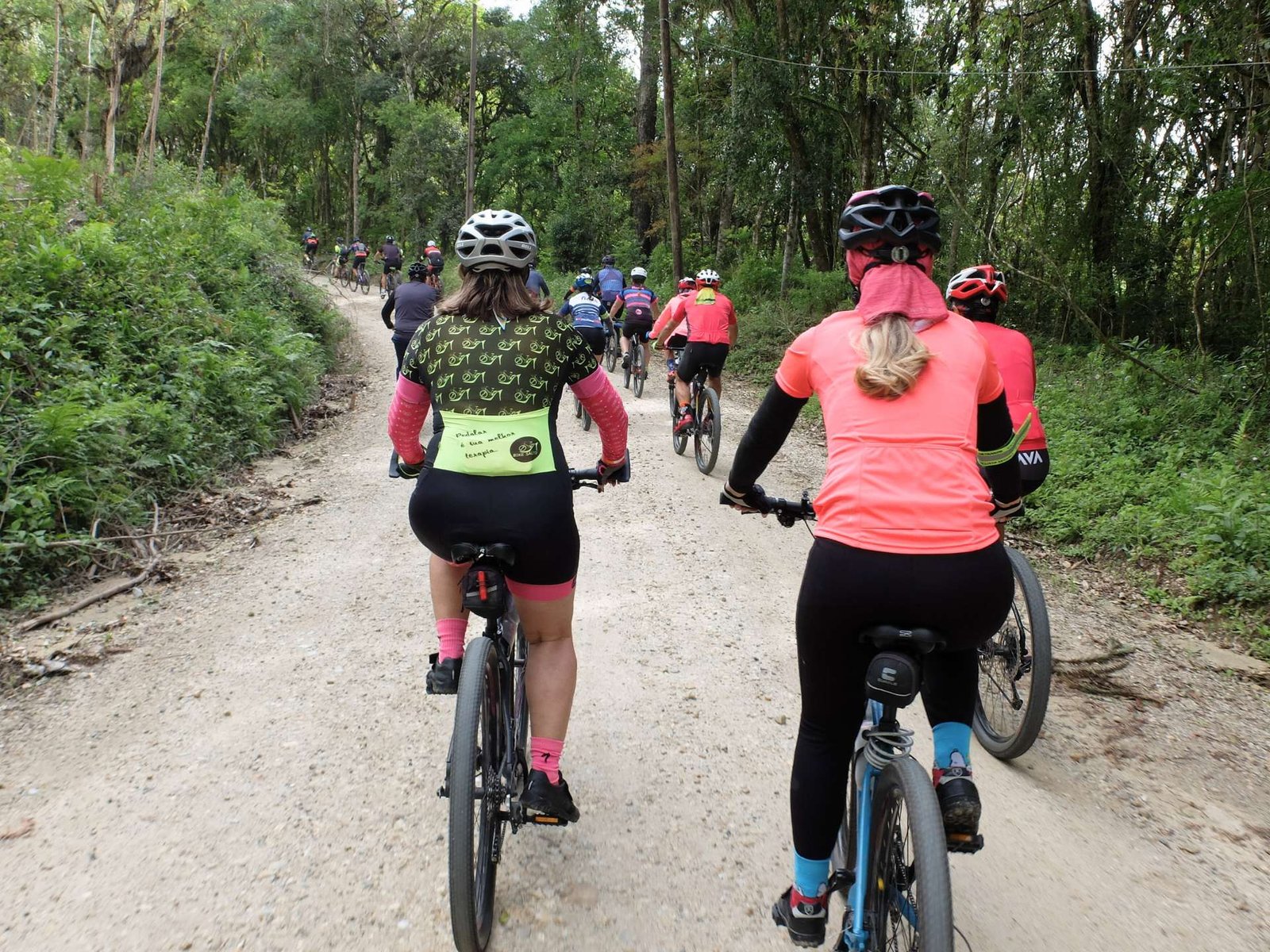 Ciclistas pedalam na Zona Rural de Campina Grande do Sul