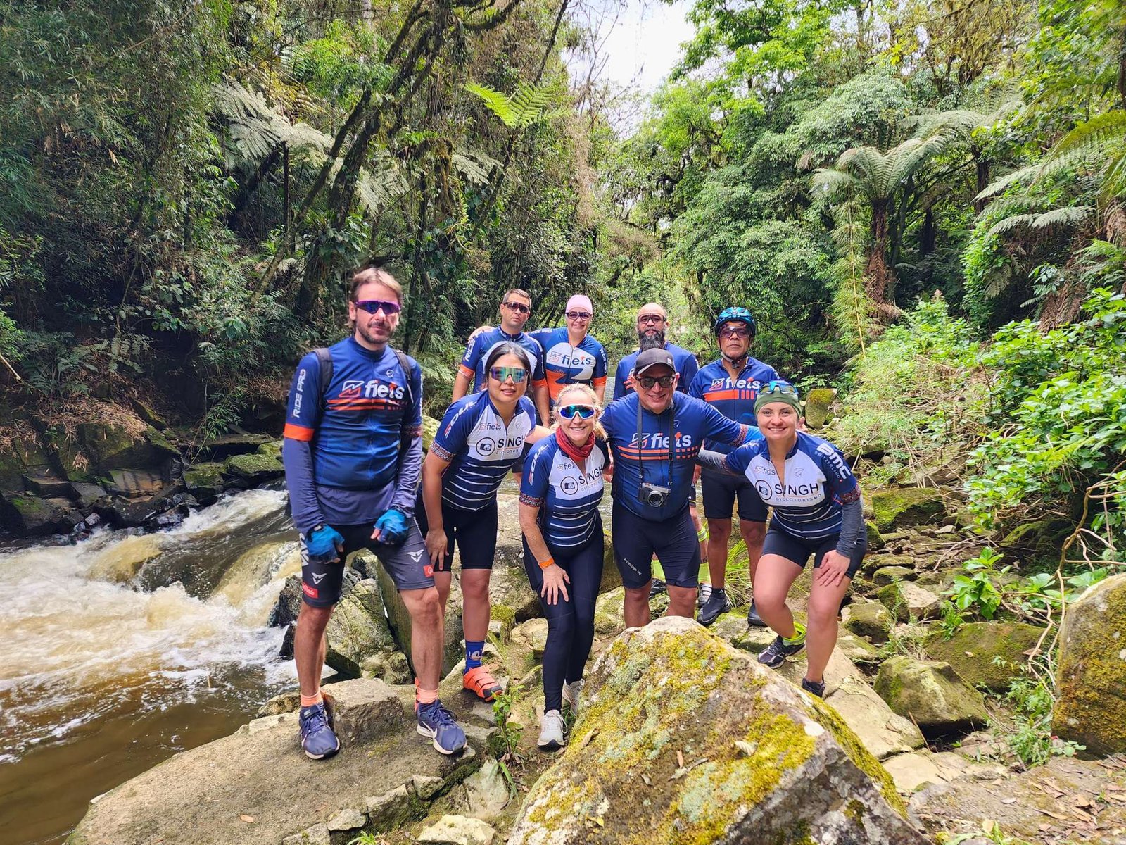 Ciclistas em meio à natureza da Serra do Mar no Cicloturismo de Aventura 